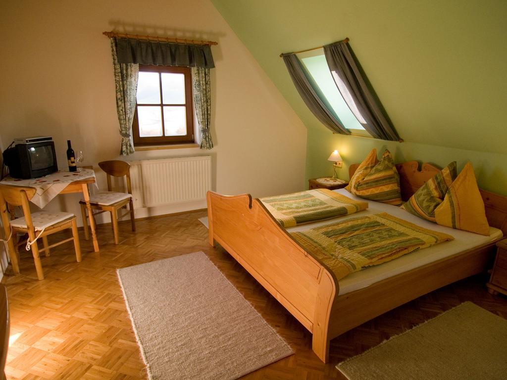 Weingut Schwarzl Bed & Breakfast Ratsch an der Weinstrasse Room photo